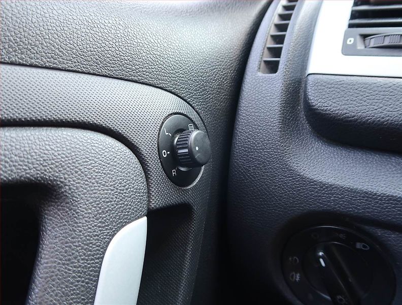 Škoda Fabia (2008) 1.2, nová STK, plně pojízdný - fotka 16 z 16