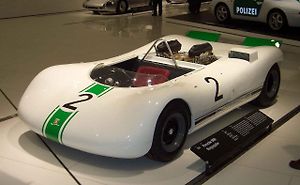 Vůz Porche 909 Bergspyder, který měl být revoloučním v závodech do vrchu. Nakonec je to nejlehčí sportovní auto všech dob této značky.