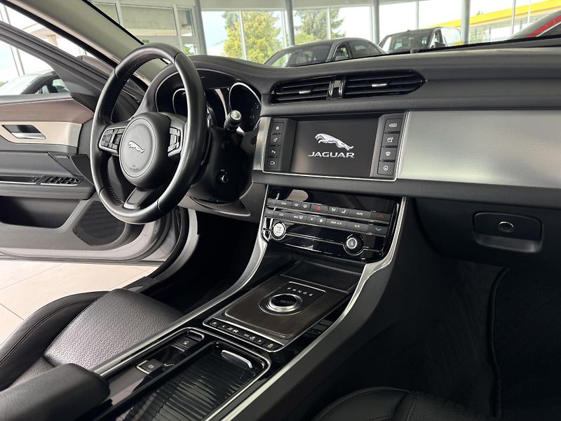 Jaguar XF 20d AUT*Panorama*Distronic - fotka 13 z 43