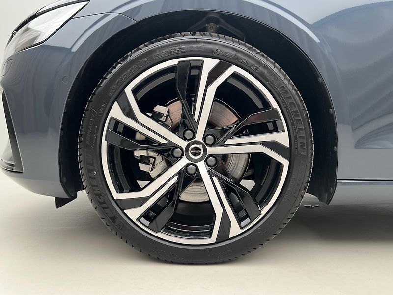 Volvo V60 B4 DARK PLUS AUT - fotka 15 z 45