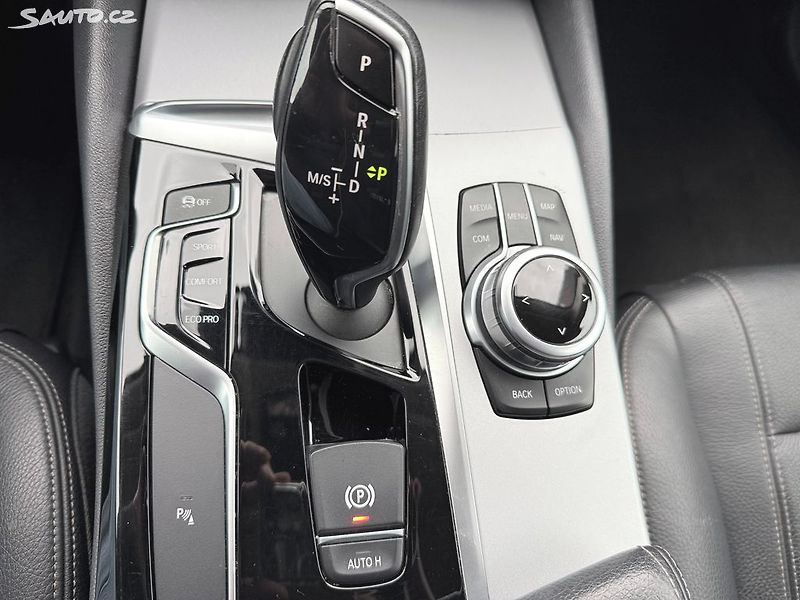BMW Řada 5 520d XDRIVE 140kW - fotka 18 z 33