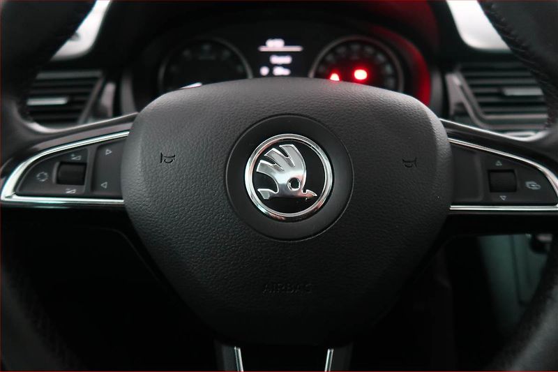 Škoda Rapid (2015) Spaceback 1.2 TSI, Tempomat - fotka 16 z 18