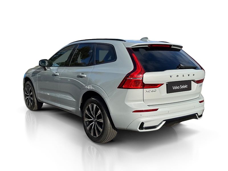 Volvo XC60 B5 AWD /1. maj / výhřev + kola - fotka 3 z 40