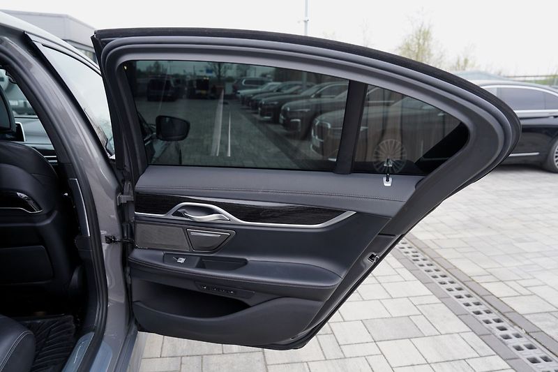 BMW Řada 7 730d xDrive/Mpaket/9AT/Lasery - fotka 19 z 47