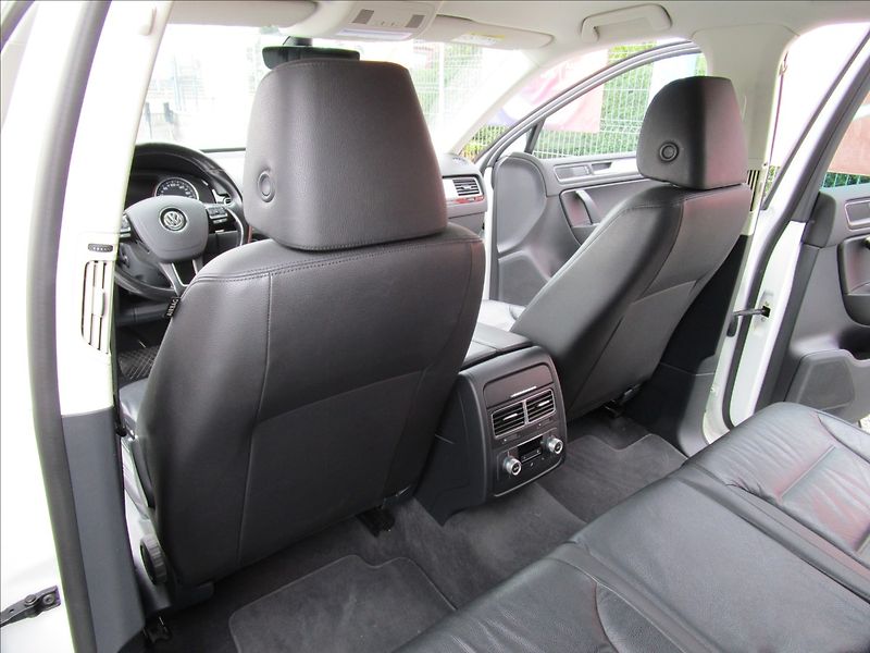 Volkswagen Touareg 3.0TDi V6  R-Line, 4x4, Bi-Xen - fotka 31 z 48