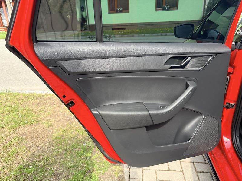 Škoda Rapid 1.6TDI DSG MONTE CARLO - fotka 28 z 35