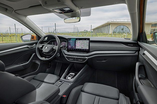 Interiér modernizované Škody Octavia ukazuje velký displej infotainmentu, přes který lze používat navigaci i telefonní funkce. Právě při letních cestách dává smysl, aby mobil neležel na rozpálené palubní desce., zdroj: Se svolením Škoda.