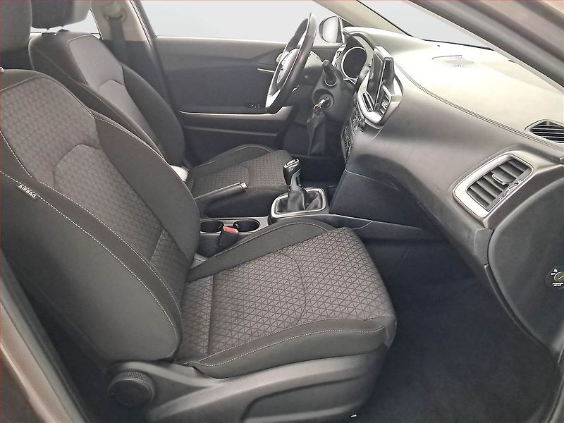 Kia Ceed (2019) 1.4 T-GDI, Serv.kniha, Navi - fotka 9 z 17