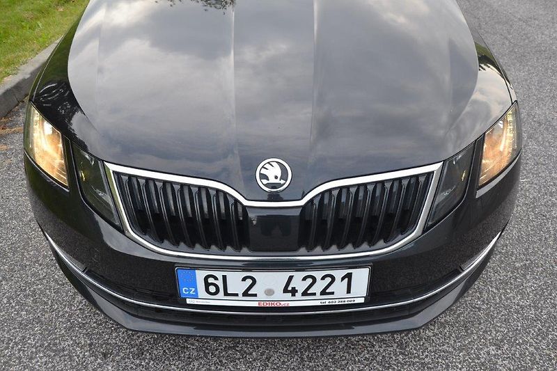 Škoda Octavia combi4x4 110 kW DSG Black line - fotka 38 z 42