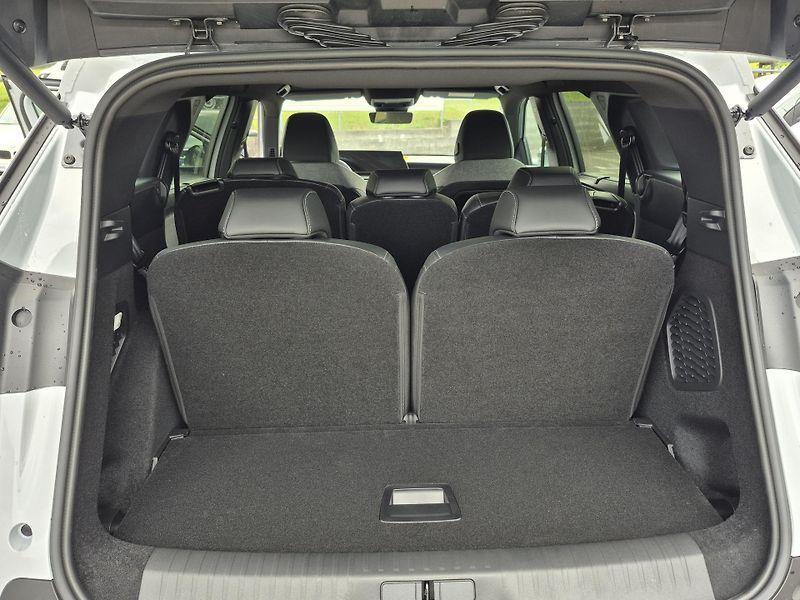 Peugeot 5008 (2025) GT Hybrid 136 e-DCS6  - fotka 9 z 23
