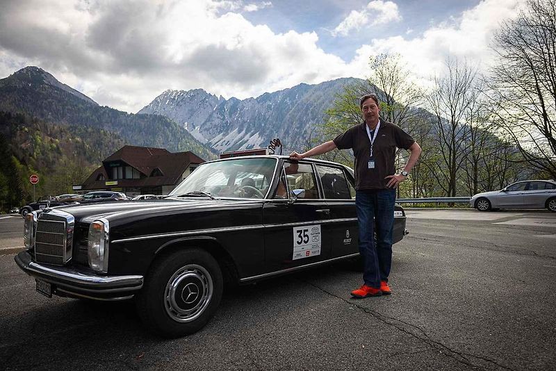 Všichni účastníci s vozy v cíli druhého ročníku Oldtimer Expressu, který mířil z Prahy do řeckých Atén.