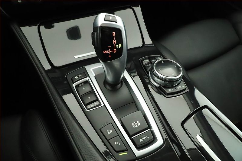 BMW Řada 5 (2014) Modern Line 525d xDrive, 4X4 - fotka 10 z 17