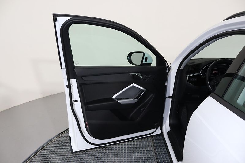Audi Q3 TFSI 1,5 Stronic - fotka 9 z 26