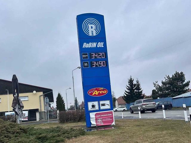 Čerpací stanice Robin Oil ve Veltrusech.