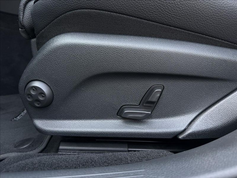 Mercedes-Benz Třídy E 300de 4Matic - fotka 28 z 34