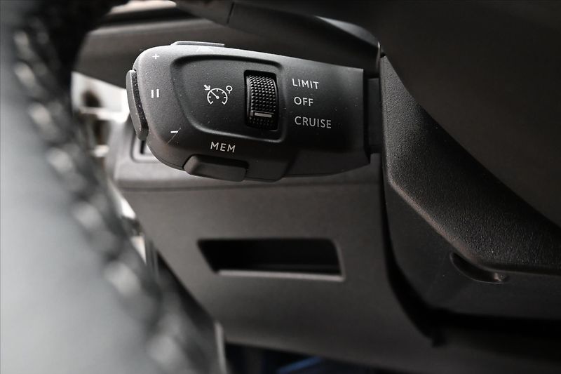 Peugeot 5008 1,5 HDI 96 kW EAT8 7Míst ALLUR - fotka 25 z 32