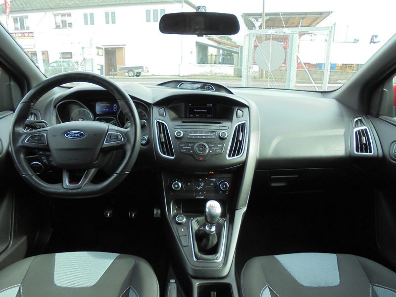 Ford Focus (2017) 2.0 ST- 188kW- 74000 km- KLIMA - fotka 9 z 11