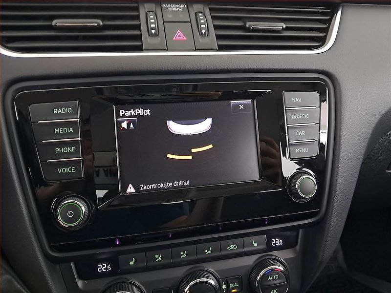 Škoda Octavia (2014) Elegance 1.4 TSI, Kůže - fotka 18 z 20