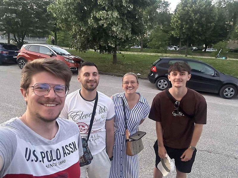 Devatenáctiletý Jaroslav Müller (vpravo) z Vysokého Mýta vyrazil stopem na Blakán.
