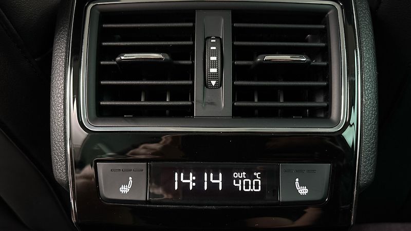 Škoda Superb 2.0 TDI DSG Style Combi - fotka 23 z 31