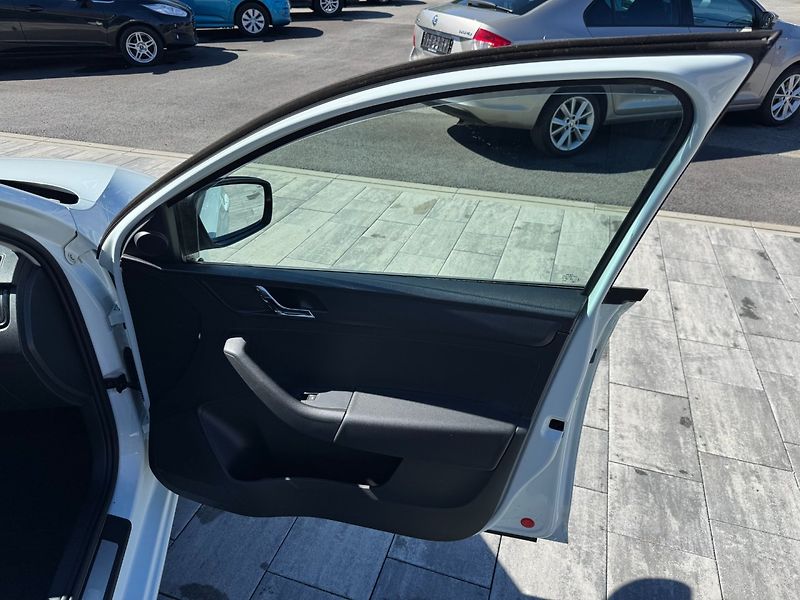 Škoda Rapid (2015) Spaceback Style + 1.4 TSI DSG - fotka 26 z 31