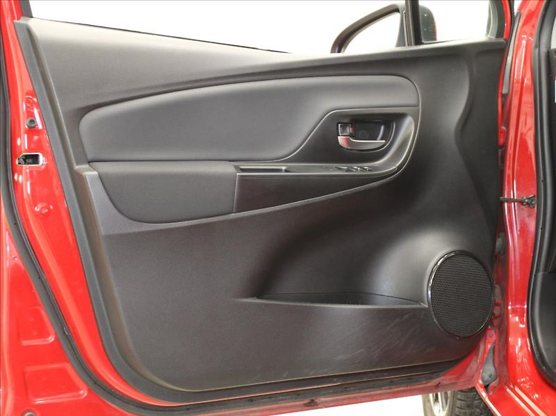 Toyota Yaris 1,5 i 82kW 1.maj.ČR 52tkm! - fotka 13 z 21