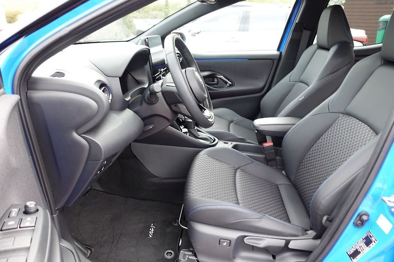 Toyota Yaris HSD Premiere Edition druhá sad - fotka 11 z 38