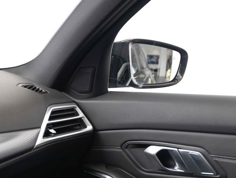 BMW Řada 3 M340i xDrive Touring - fotka 16 z 23