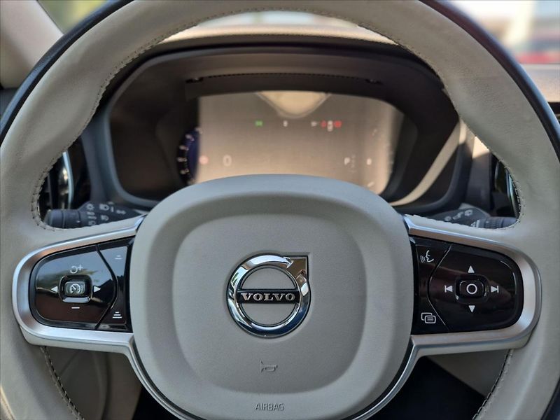 Volvo V60 2,0 B4 Plus Dark benzin - fotka 8 z 17