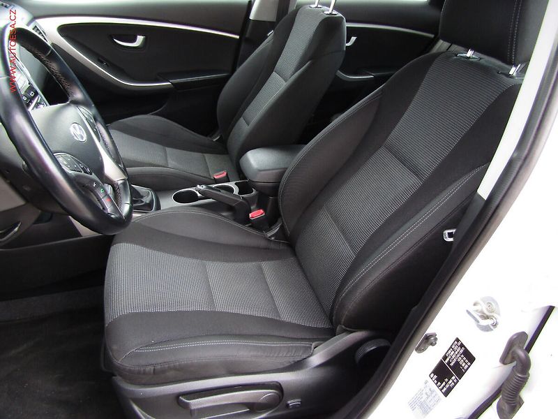 Hyundai i30 (2017) 1.6 GDi, ČR, AC, tempo, park - fotka 9 z 17