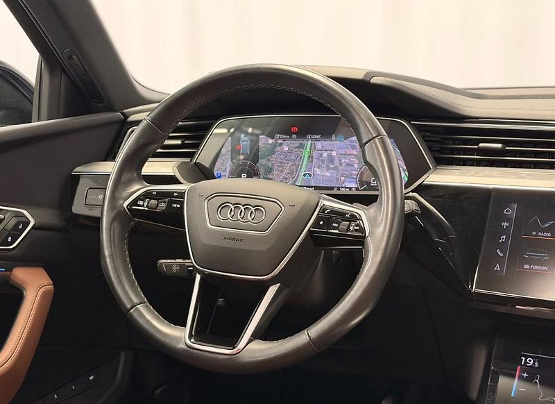 Audi Q8 e-tron 55 Q 360kam Kůže 4 zóny Pano - fotka 13 z 16