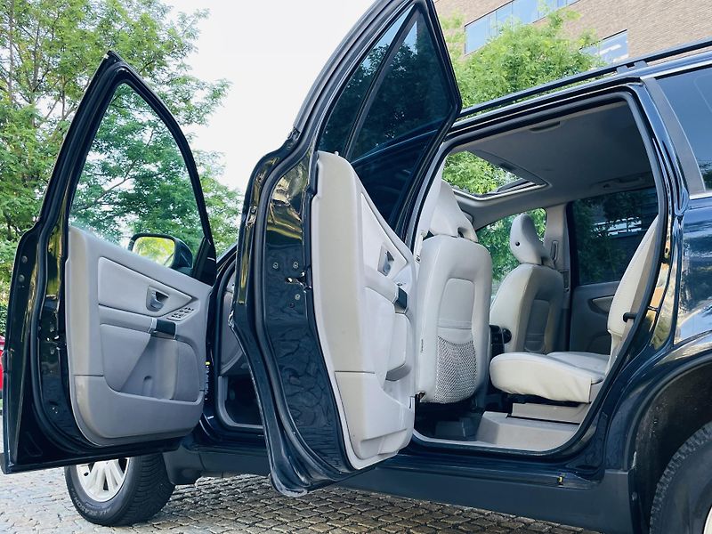 Volvo XC90 2.4D5 136KW 4x4 AUT SERVISKA - fotka 20 z 42