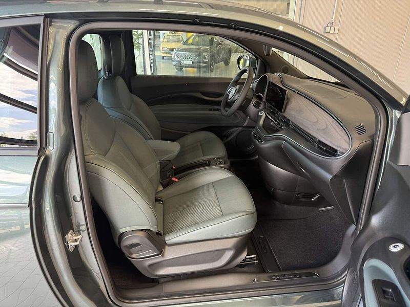 Fiat 500e (2025) Giorgio Armani Hatchback 42 kW - fotka 22 z 29