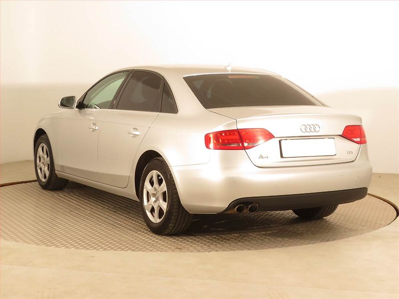 Audi A4 (2010) Ambiente 2.0 TDI, Xenony - fotka 4 z 15