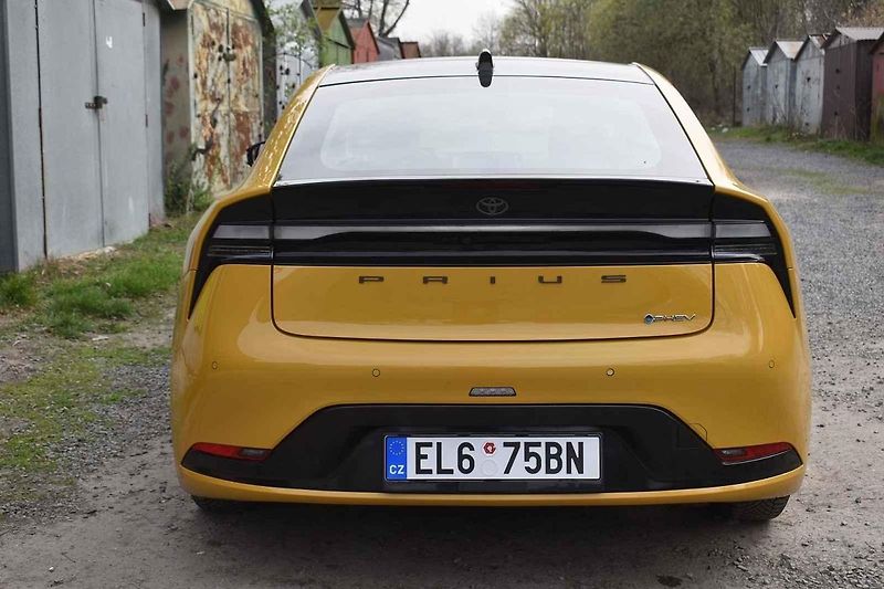 Se žlutým lakem vypadá nová Toyota Prius skoro jako sportovní auto