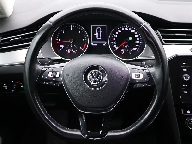 Volkswagen Passat 2,0 TDI 110kW DSG LED 1.Maj - fotka 18 z 31