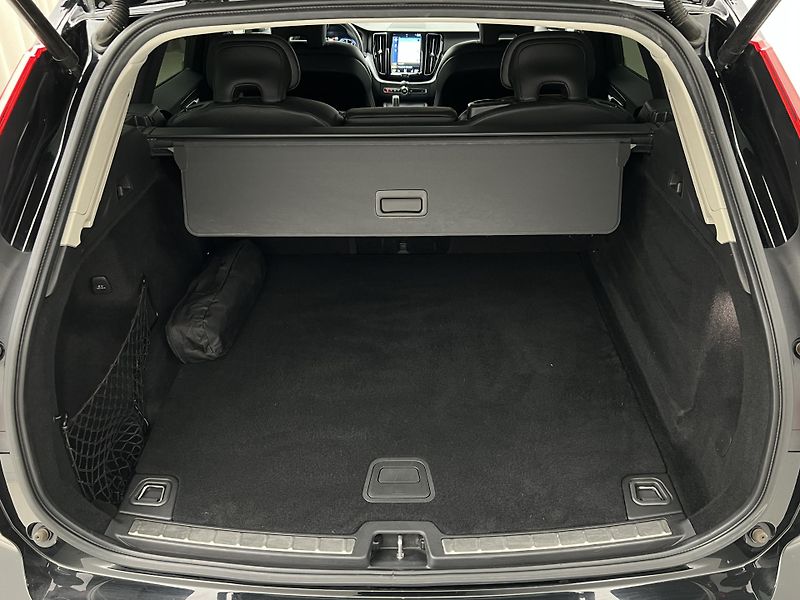 Volvo XC60 B4 AWD MOMENTUM AUT - fotka 5 z 43