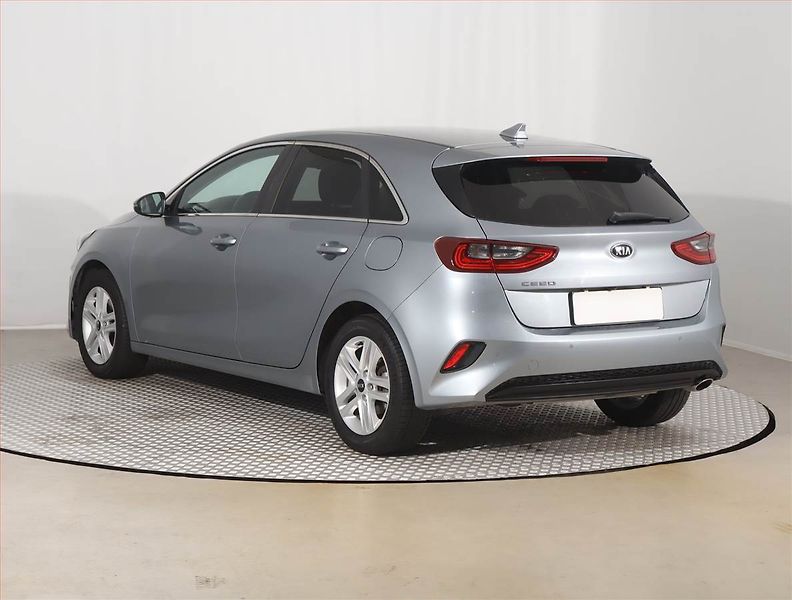 Kia Ceed (2021) Silver 1.5 T-GDI, Serv.kniha - fotka 4 z 20