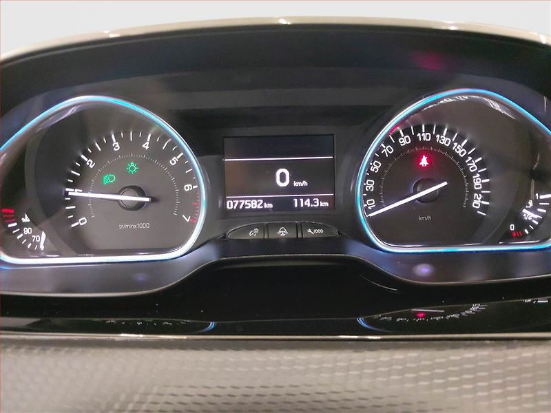 Peugeot 2008 (2018) Allure 1.2 PureTech, ČR,1.maj - fotka 11 z 16