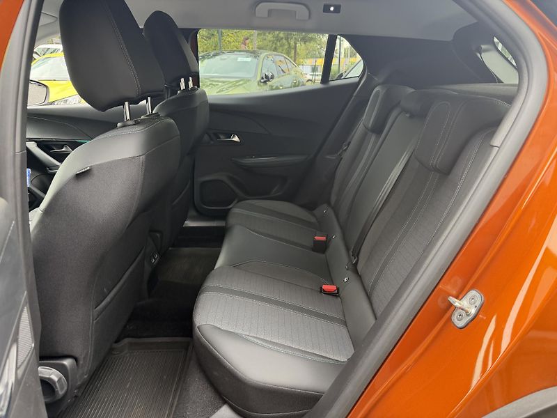 Peugeot 2008 (2023) ALLURE PACK PureTech 130k MAN6 - fotka 29 z 31