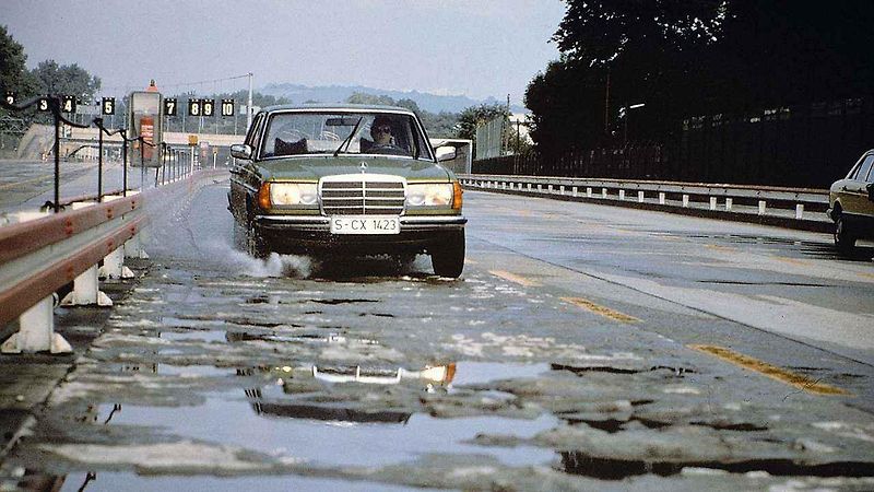 Padesát let od otevření a vozy Mercedes-Benz se zde testují pořád stejně tvrdě.