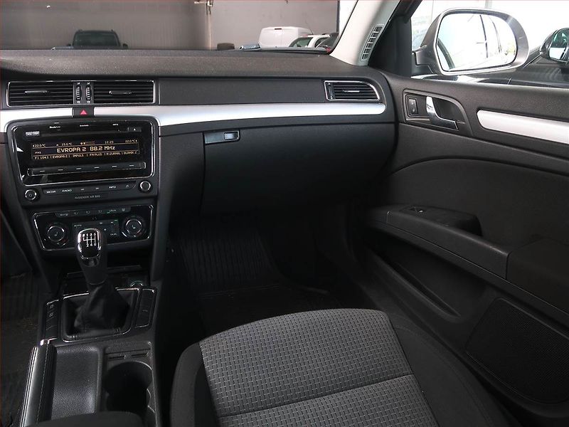 Škoda Superb (2010) 2.0 TDI, Xenony, Tempomat - fotka 8 z 14