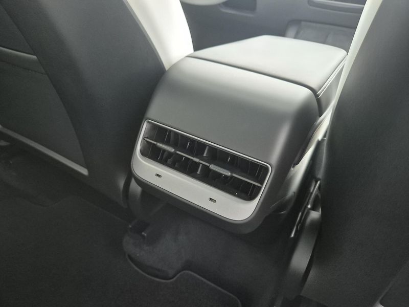 Tesla Model Y RWD 220kw TZ 92,5 % - fotka 43 z 48
