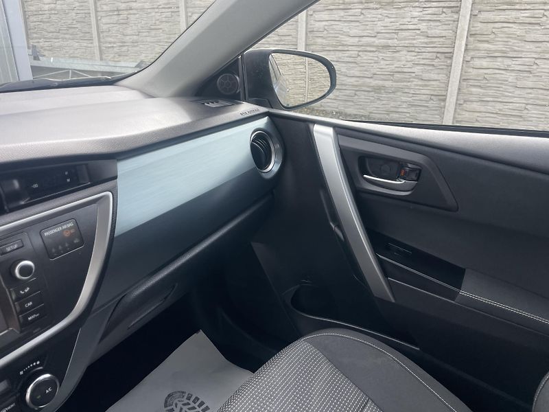 Toyota Auris 1.8i 16v HYBRID AUT SERVIS TOP - fotka 166 z 172