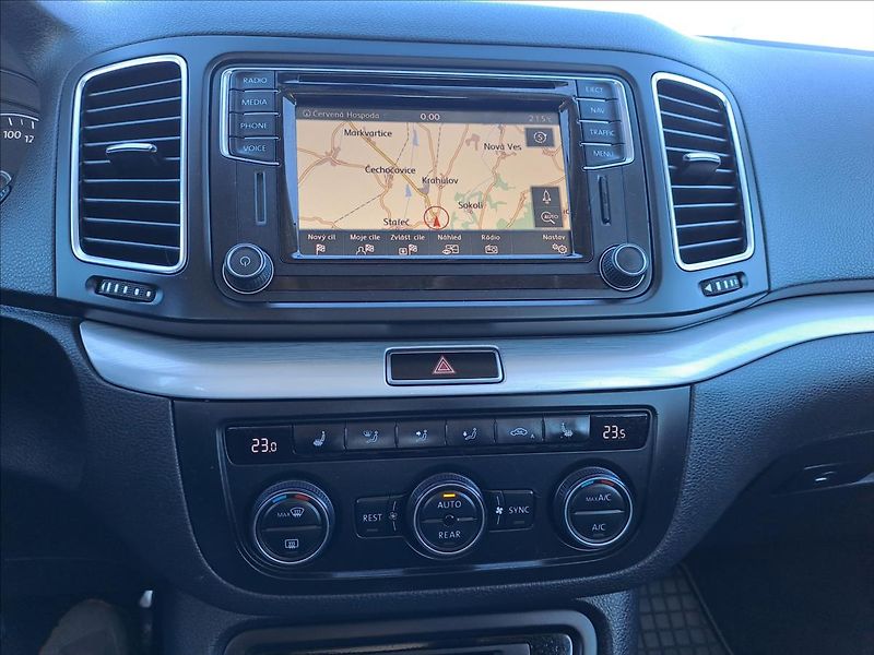 Volkswagen Sharan 2,0 TDI DSG NAVIGACE - fotka 14 z 18