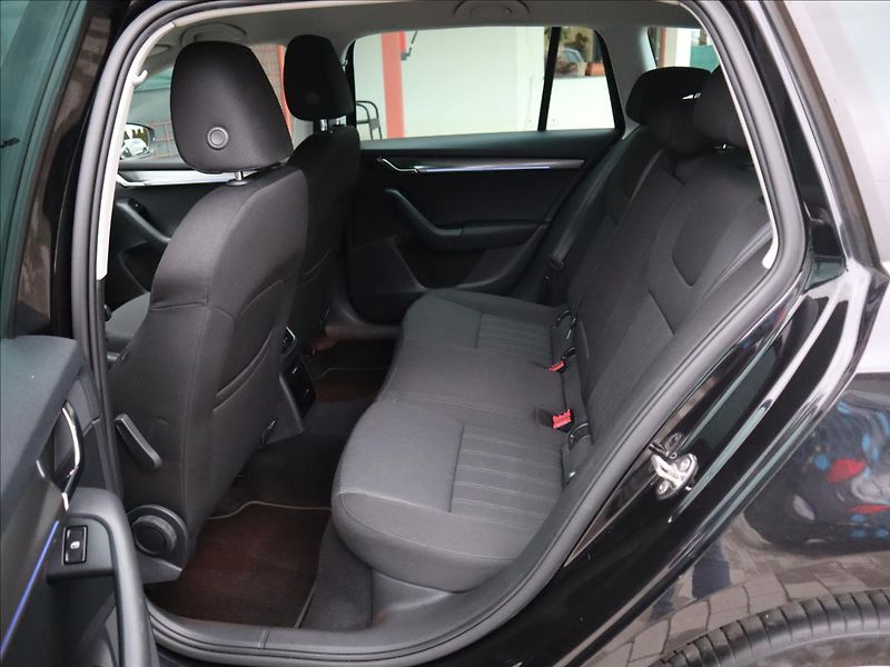 Škoda Octavia 2,0 TDi DSG Style ACC LED - fotka 32 z 41