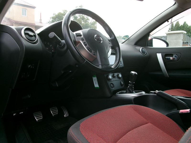 Nissan Qashqai (2007) 2,0i 4WD ALU AC TAŽNÉ BT TEMP - fotka 25 z 29