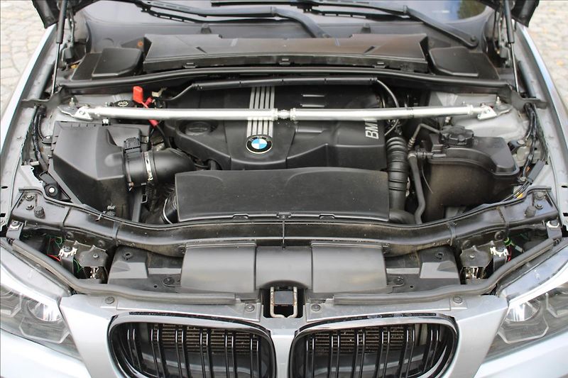 BMW Řada 3 318d Touring / M-Paket / Manuá - fotka 29 z 29