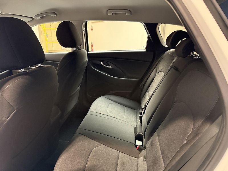 Hyundai i30 1.5 T-GDI Mild Hyb Family Smar - fotka 11 z 13