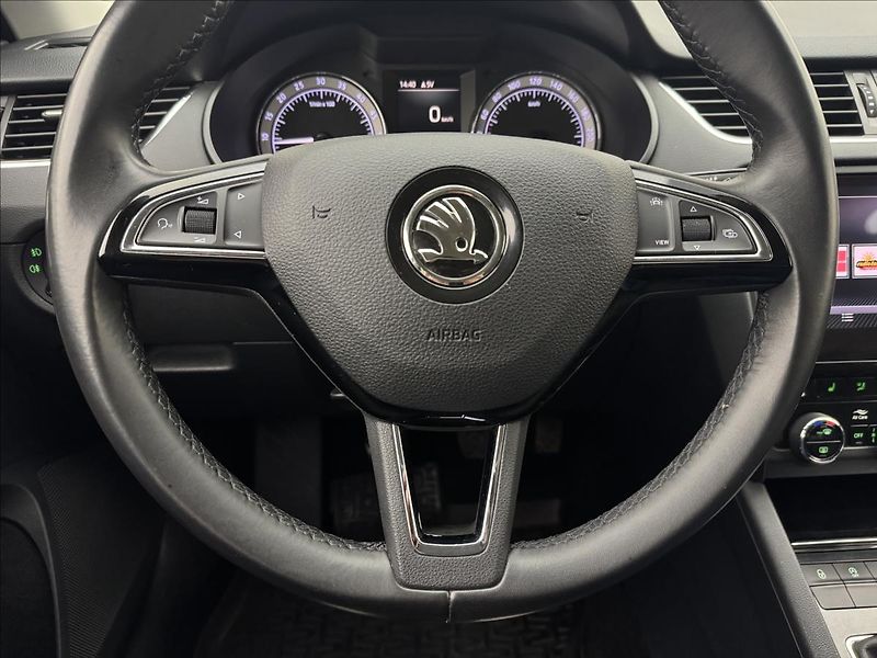 Škoda Octavia 2,0 LED STYLE NAVI KEYLESS CZ - fotka 9 z 42